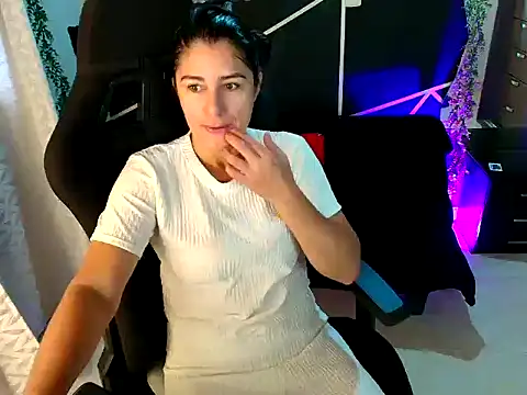 Snapshot of LUCYMILF_SEXY chatting on May 2026 11:58:01 AM LUCYMILF SEXY online show from May 2026 11:58:01 AM