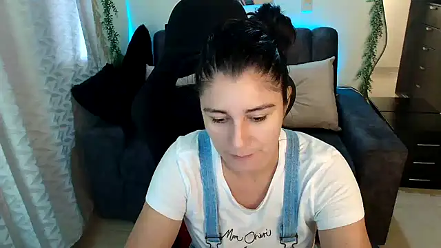 Snapshot of LUCYMILF_SEXY chatting on June 2026 03:39:02 PM LUCYMILF SEXY online show from June 2026 03:39:02 PM
