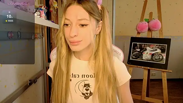 MiaMooonn online show from June 2026 01:38:02 PM
