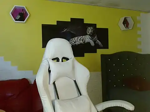 Snapshot of naomis_36 chatting on May 2026 01:19:02 PM naomis 36 online show from May 2026 01:19:02 PM