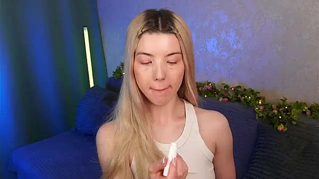 LindaThackerr online show from May 2026 07:08:02 AM