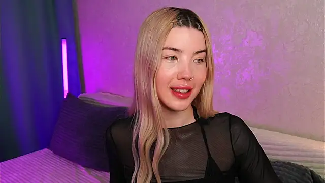 LindaThackerr online show from May 2026 10:19:02 AM