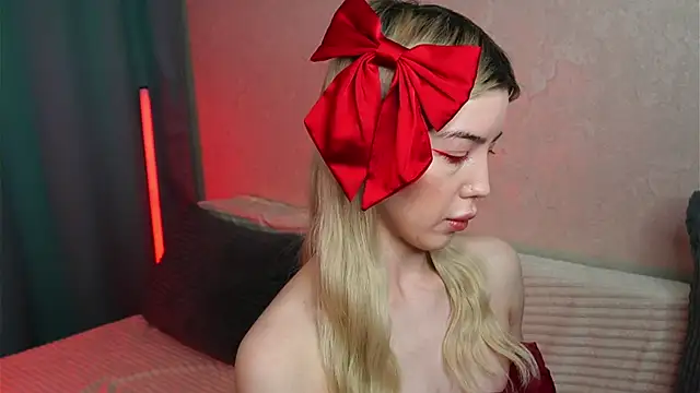 LindaThackerr online show from May 2026 06:05:01 AM