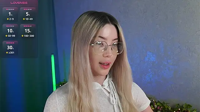 LindaThackerr online show from June 2026 04:23:02 AM