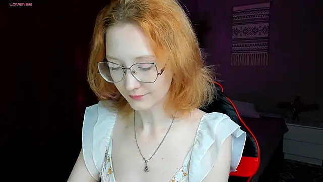 Snapshot of LunaTerry chatting on June 2026 07:42:01 AM LunaTerry online show from June 2026 07:42:01 AM