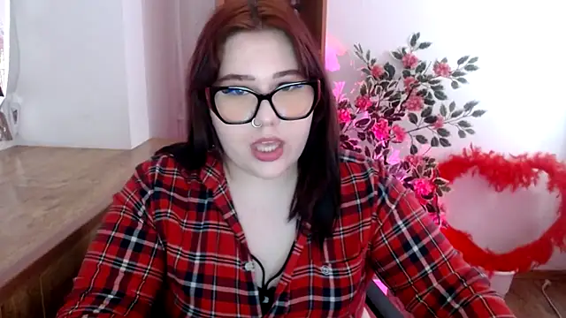 Snapshot of KarolinasHot chatting on May 2026 06:02:01 PM KarolinasHot online show from May 2026 06:02:01 PM