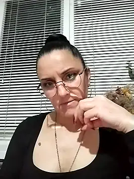 MillaMia45 online show from May 2026 07:28:02 PM