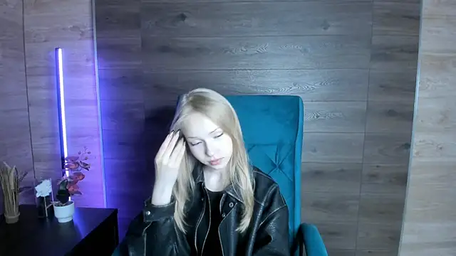 LovvieLov online show from May 2026 09:02:01 AM