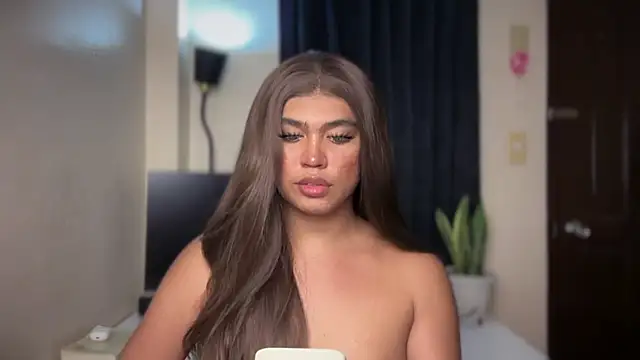 OliviaLuxee online show from May 2026 06:55:02 PM