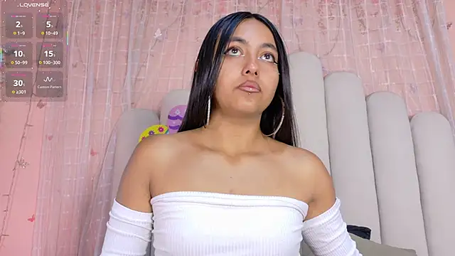 Hollyyqueen  online show from June 2026 07:35:01 PM
