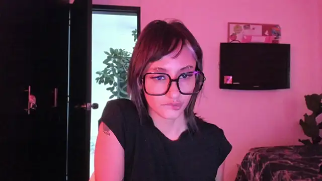 vandalovee  online show from May 2026 10:47:02 PM