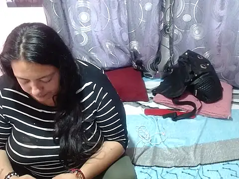 Snapshot of FabritziAPiel chatting on May 2026 04:04:01 PM FabritziAPiel online show from May 2026 04:04:01 PM