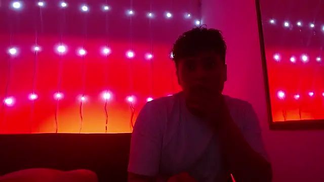 Snapshot of Wildseductor1 chatting on May 2026 09:40:02 PM Wildseductor1 online show from May 2026 09:40:02 PM