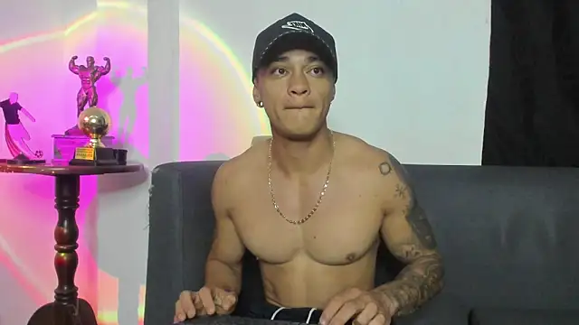 Snapshot of AlexRoyce_ chatting on May 2026 10:32:01 AM AlexRoyce online show from May 2026 10:32:01 AM