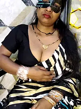Juli 80 online show from May 2026 07:45:01 PM
