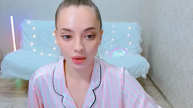 Snapshot of SiennaMia chatting on May 2026 04:57:02 PM SiennaMia online show from May 2026 04:57:02 PM