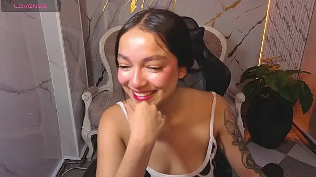 Cinnamon b online show from May 2026 07:56:02 PM