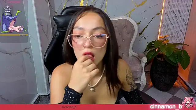 Cinnamon b online show from May 2026 07:55:01 PM