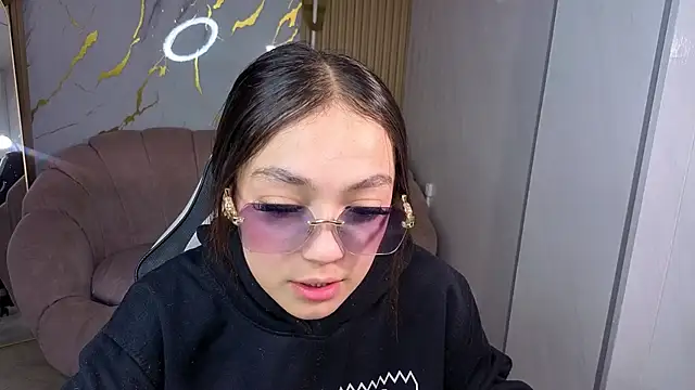 Cinnamon b online show from June 2026 01:00:01 AM