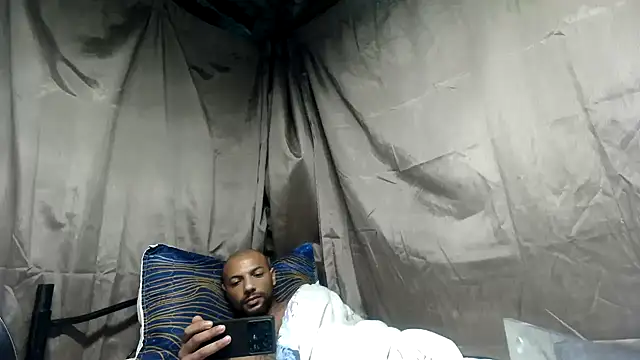 Snapshot of Camodick chatting on April 2026 09:28:02 AM Camodick online show from April 2026 09:28:02 AM