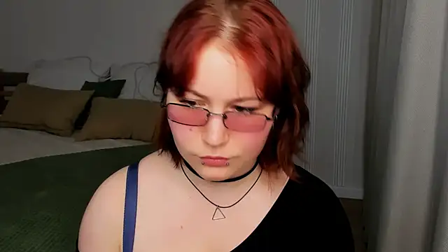MiaLacrice online show from May 2026 12:04:02 PM