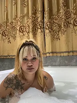 Snapshot of queenmia__ph chatting on May 2026 04:05:02 PM queenmia ph online show from May 2026 04:05:02 PM