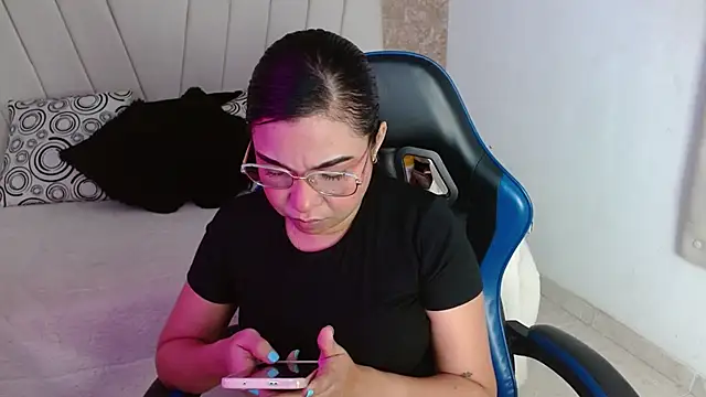Snapshot of AliceSmity__ chatting on May 2026 12:22:02 PM AliceSmity online show from May 2026 12:22:02 PM