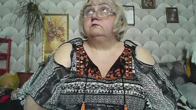 MarinaFarina53 online show from May 2026 12:00:01 PM