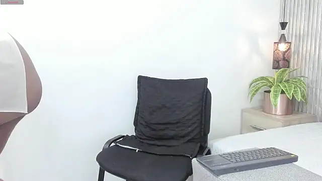 Bella adamss  online show from June 2026 04:01:01 PM
