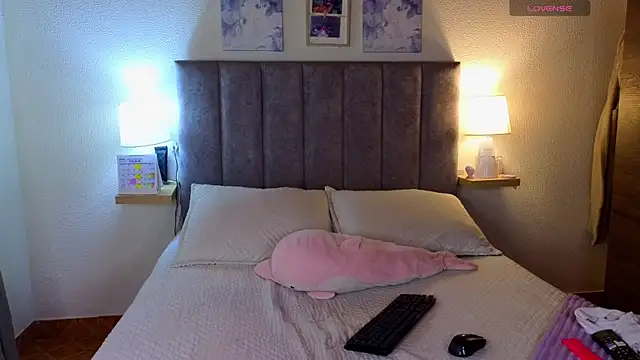 Victoria Hils online show from July 2026 03:45:01 PM
