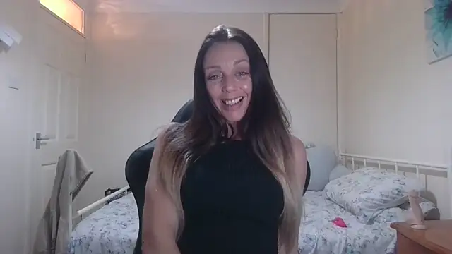 Snapshot of LouiseLovell chatting on May 2026 09:08:01 PM LouiseLovell online show from May 2026 09:08:01 PM