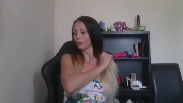Snapshot of LouiseLovell chatting on July 2026 01:04:02 PM LouiseLovell online show from July 2026 01:04:02 PM