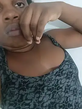 Snapshot of momspretty chatting on May 2026 10:32:01 AM momspretty online show from May 2026 10:32:01 AM