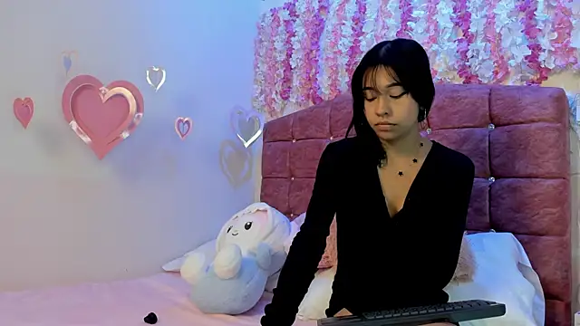 Naomy Bloom online show from May 2026 07:21:02 PM