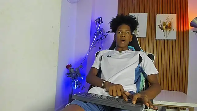 Afrowayuu online show from May 2026 05:43:02 PM