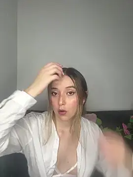 Sarisloves online show from June 2026 01:05:02 AM