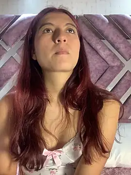 Snapshot of EveRave_Pink chatting on May 2026 04:02:02 PM EveRave Pink online show from May 2026 04:02:02 PM