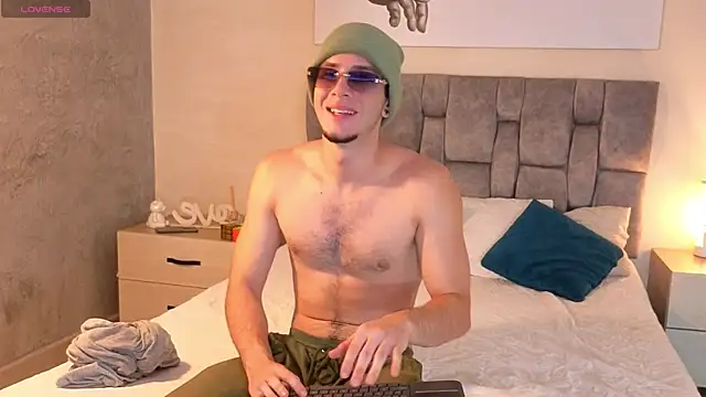 isaacblaze  online show from May 2026 04:00:02 AM