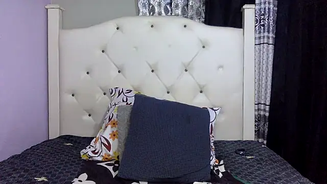 Snapshot of creamyamber chatting on October 2025 02:04:02 AM creamyamber online show from October 2025 02:04:02 AM