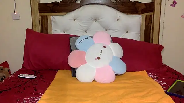 Snapshot of creamyamber chatting on April 2026 08:37:01 PM creamyamber online show from April 2026 08:37:01 PM