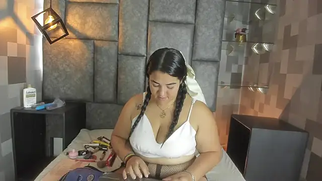 Snapshot of Ainoa_Ruiz chatting on June 2026 02:18:02 PM Ainoa Ruiz online show from June 2026 02:18:02 PM