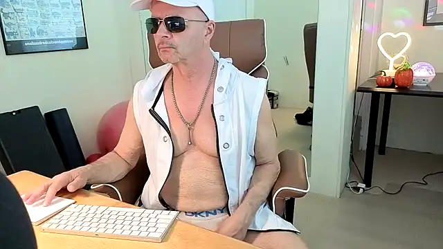 Snapshot of hotdadbod chatting on October 2025 08:32:01 PM hotdadbod online show from October 2025 08:32:01 PM