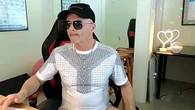 Snapshot of hotdadbod chatting on February 2025 09:39:01 PM hotdadbod online show from February 2025 09:39:01 PM