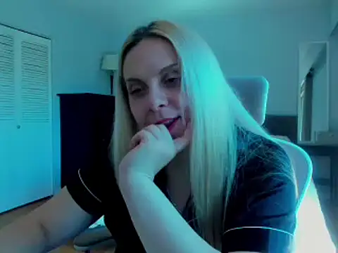 Laviora online show from May 2026 11:38:01 PM