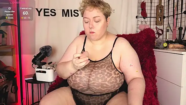 Snapshot of mistress_molly chatting on June 2026 06:02:02 AM mistress molly online show from June 2026 06:02:02 AM