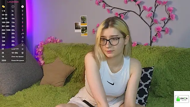 HellyCherry online show from May 2026 07:34:01 PM
