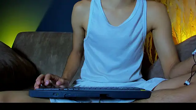 Snapshot of leonix_love chatting on May 2026 10:43:01 AM leonix love online show from May 2026 10:43:01 AM