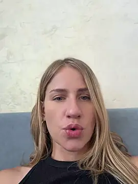 Snapshot of AnnaMist_ chatting on July 2026 10:33:01 AM AnnaMist online show from July 2026 10:33:01 AM
