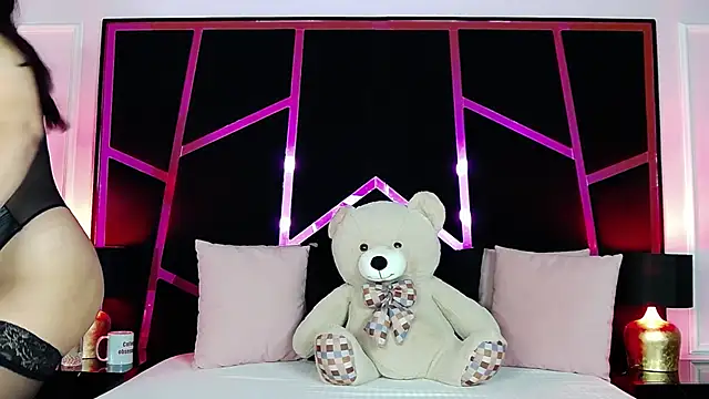 Snapshot of EssenaMonroe chatting on June 2026 06:18:02 AM EssenaMonroe online show from June 2026 06:18:02 AM
