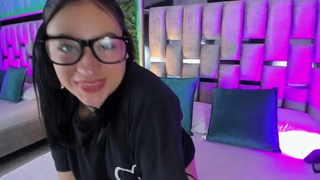 Emilye rousee online show from May 2026 11:49:02 AM